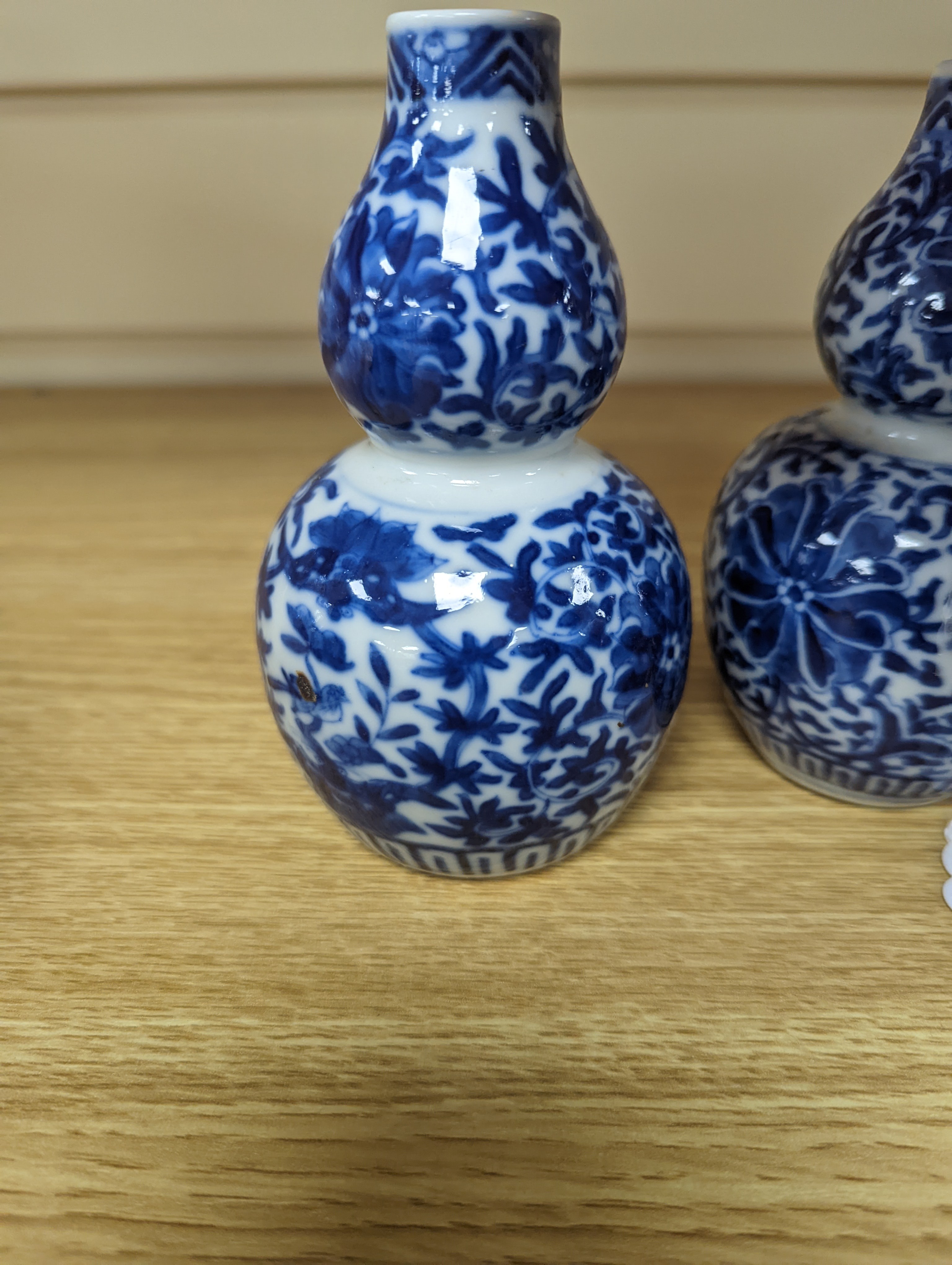 A pair of Chinese blue and white double-gourd small vases 14cm